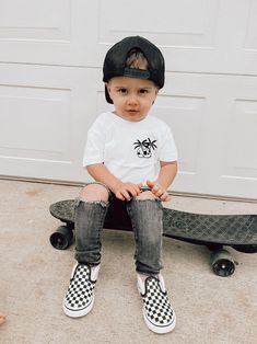 Casual T-shirt For Playdate, Unisex Casual T-shirt For Playtime, Casual Tops With Graphic Print For Playdate, Casual Short Sleeve T-shirt For Playdate, Preschool Outfits Boy, Toddler Skater Boy Style, Skater Baby Boy Outfits, Toddler Style Boy, Toddler Boy Outfit Ideas