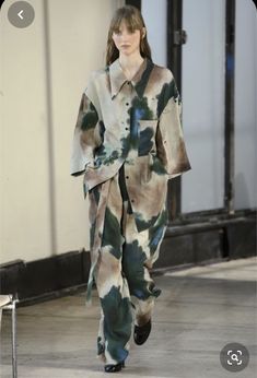 Holy Chic, Resort Fashion, Outfit Vintage, Dye Shirt, Looks Style, Street Styles, Shibori, Runway Fashion