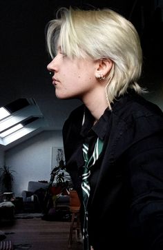 Enby Haircuts, Unisex Haircuts, Ftm Haircuts, Medium Length Mens Haircuts, Queer Hair, Short Bleached Hair, Petite Blonde, Androgynous Hair, Guy Haircuts Long