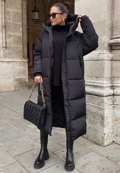 Winter Mode Outfits, Look Boho Chic, Long Black Coat, Casual Chique, Black Winter Coat, Looks Black, Black Puffer