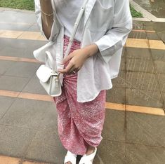 Pario Batik Outfit, Berkain Outfit, Summer Outfit Hijab, Kondangan Outfit, Summer Shopping, Batik Fashion, Hijab Styles, Casual Hijab Outfit