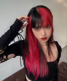 Red Hair Color Styles, Red Black Color Block Hair, Skunk Streak Hair Red, Dyed Bangs Ideas, Skunk Streak Hair With Bangs, Skunk Hair Dye Red, Red And Black Hair With Bangs, Split Dyed Hair With Bangs, Split Dye With Bangs