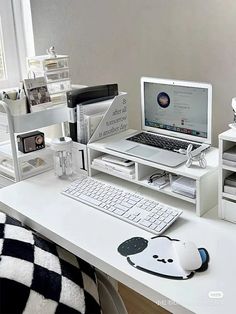 cute room inspiration inspo aesthetic bedroom ideas y2k trend minimalistic clean korean japanese desk tidy organizer style vibe aesthetic desk studying coquette cute beautiful black and white Minimalist Desk, Room Redesign, Pinterest Room Decor, Study Room Decor, Aesthetic Minimalist