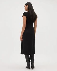 Cette robe intemporelle est la pièce qu'il vous faut. Simple, mais super élégante, cette robe cintrée et évasée dotée de manches très courtes et d'une fente latérale qui lui ajoute une touche de style supplémentaire est parfaite pour toutes les occasions. Coupe - Cintrée et évasée : Ajustée au niveau du haut et évasée à partir des hanches ou de la taille - Manches très courtes - Longueur du corps à l'avant de 47" (taille 8) Caractéristiques - Sergé : contient 73% de polyester recyclé - Col rond - Fermeture à glissière au dos - Fente latérale à l'avant - Longueur midi * Ce vêtement contient du polyester recyclé fabriqué à partir d'un mélange de bouteilles et de déchets de tissus. Wardrobe Simple, Yoga Jeans, Fabric Waste, Timeless Dress, Slim Fit Dress Shirts, Maxi Robes, Maternity Shops, Slim Fit Dresses, Black Cap