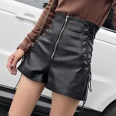 Material Composition: PU Material: PU, Polyester Size(cm) Waist Length Hip S 62cm 38cm 76cm M 66cm 39cm 80cm L 70cm 40cm 84cm Aesthetic Korean Outfits, Short Cuir, Leather Shorts Women, Y2k Girls, Short Blanc, Short Noir, Black Leather Shorts, Wide Leg Shorts, Tights And Boots