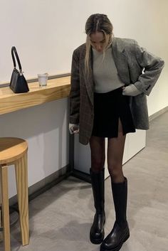 Black Pics, Winter Boots Outfits, Skirt Outfits Fall, Miniskirt Outfits, Looks Street Style, Mode Inspo