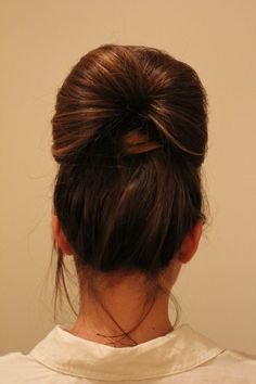 Simple wedding bun
Quick & Easy bun hairstyle for wedding - bollo de boda Fan Bun, Diy Updo, Diy Wedding Hair, Easy Updo, Short Hair Styles Easy, Hair A, Hair Dos, Hair Updos