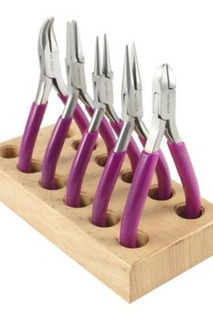 six pairs of pink handled knives in a wooden holder