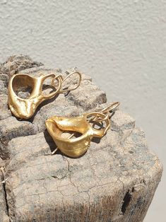 This is a beautiful 14 karat gold plated brass earrings. A broken sea shell shape earrings. a rustic statement earrings in a matt finish. All my gold plated earrings are made with a post made of 14K Goldfilled ( This material contains 100 times more gold than gold-plated wire, it is very durable, and looks gorgeous like solid gold) it is very safe to people with sensitive ears. -Gold plated brass -14 karat gold plating -free shipping worldwide -gift box To see more of my Earrings. please follow Elegant Hand Cast Gold Earrings, Unique Gold Earrings For Beach, Gold Hand Cast Dangle Earrings, Sea Shell Earrings, Women Earrings, Gifts Fo, Gem Ring, Black Spinel, Shell Earrings