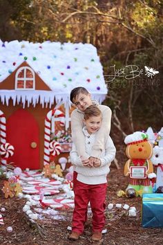 Gingerbread House Photoshoot, Funny Christmas Photo Cards, Funny Christmas Photos, Photo Corner, Mini Gingerbread House, Photography Mini Sessions, House Photography, Photo Corners, Photographers Life