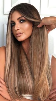 how to balayage hair at home, diy baylage hair at home, how to highlight your hair at home, easy highlights at home hair Rambut Brunette, Chestnut Hair, Honey Brown Hair, Chestnut Hair Color, Natural Palette, Brown Hair Balayage, Brown Fall, Colour Ideas, Blonde Hair With Highlights