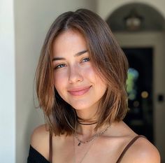 Not everyone who wants a low-maintenance haircut wants to completely chop off their tresses. So what’s a gal to do? Medium Length Wavy Hair, Short Hair Cuts For Round Faces, Fine Straight Hair, Medium Length Haircut, Lob Hairstyle, Flat Hair, Short Straight Hair, Peinados Fáciles Para Cabello Corto