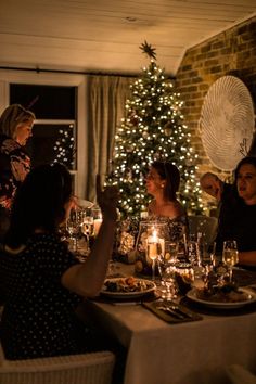 How to Make Your First Christmas As Newlyweds Specialp Christmas Home Photography, Christmas Family Aesthetic, Family Christmas Aesthetic, Friendsmas Decorations, Happy Family Christmas, Christmas Family Dinner, December Goals, December Moodboard, Christmas With Family