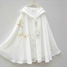 Casual Cape Tops For Spring, Spring Casual Cape Tops, Hanfu Cloak, White Cloak, Moda China, Cape Tops, White Shawl, Summer Shawl, Coat White