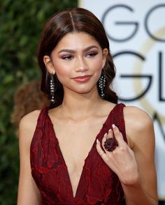 Makeup For Burgundy Dress, Zendaya Makeup, Red Carpet Glamour, Rose Gold Eye Makeup, Zendaya Maree Stoermer Coleman, Zendaya Outfits, Prom Eye Makeup, Zendaya Style, Red Dress Makeup