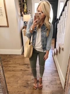 Jean Jacket Outfits, Comfort Shoes Women, Style Travel, Mode Inspiration, Comfy Casual, Fall Winter Outfits, Look Chic, Casual Fall