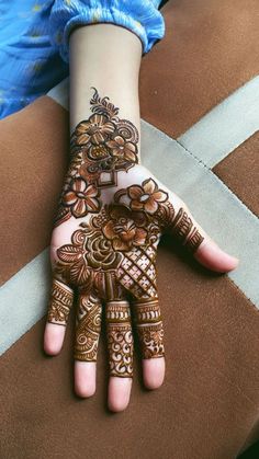 Palm Mehndi Design With Name, Muslim Mehendi Designs, New Year Mehndi Designs, Qafif Mehndi Designs, Fancy Mehndi Design, Mehndi Beginner Designs, Simple Bail Mehndi Design, Bondhu Khata Design, Wrist Mehendi Designs