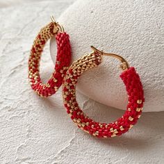 This red and gold ombre beaded hoop earrings is a perfect gift for mom Hoops are made of high quality Japanese seed beads. Because of it's shape there is no space between each bead in work. Each jewelry looks like it's made of metal not of glass These earrings have latch back stainless steel closure. It doesn't tarnish and causes no allergy Earrings are good for both girls and women. Wear it either for everyday use or for special occasions. It's minimalistic and elegant * DETAILS * Earrings diam Seed Bead Hoop Earrings, Bead Hoop Earrings, Gold Gradient, Loom Bracelet Patterns, Beading Jewelery, Bead Loom Bracelets, Beaded Earrings Patterns, Red Ombre, Hoop Earrings Gold