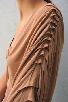 Good Morning and a very Happy Monday to everyone!!   Last week we took a look at some very interesting details. I thought that today we wou... Monday Morning Inspiration, Sukienki Maksi, Fashion Draping, Detail Couture, Patron Vintage, Draped Sleeves, Mode Abaya, Sleeves Designs For Dresses, Pleated Sleeves