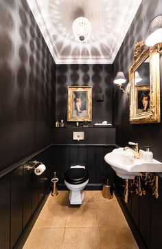 Dieses Gästebad wirkt aufgrund seiner Farbwahl edel und antikDie Details des Waschbeckens harmonieren mit der goldenen Detailarbeit des Spiegels und machen das Gästebad zu einem besonderen Highlight des Hauses. Black Wc Design, Black And White Vintage Bathroom, Baroque Bathroom, Mansion Living, Wc Design, Restaurant Bathroom, Small Toilet Room, Basement Bar Designs