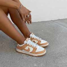 DescriptionAvec sa traditionnelle empeigne en cuir blanc réhaussé par des empiècements beige, la marque au swoosh nous offre une Nike Dunk Low Harvest Moon douce et harmonieuse.Conseil pointureLa Nike Dunk Low Harvest Moon taille true to size, vous pouvez choisir votre pointure habituelle.CompositionTige : CuirDoublure : TextileSemelle extérieure : CaoutchoucInformationsDate de sortie : 02/02/2022Couleur : Sail / Harvest moonSKU : DD1503-114Tags : #Nike #Dunk #Low #Marron #Beige #Clair Nike Low Dunks Outfit, Nike Dunk Low Harvest Moon, Low Dunks Outfit, Lv Skate Sneaker, Tan Adidas, 2022 Sneakers, Sneakers Nike Jordan, Dunks Outfit, Tan Sneakers