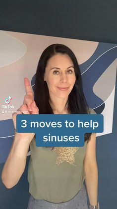 a woman is holding up her fingers in front of the words 3 moves to help sinuses