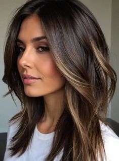 Discover the limitless beauty of balayage for dark brunettes with our collection of 27 breathtaking Dark Brunette Balayage, Brunette Hair With Highlights, Fall Hair Color For Brunettes, Caramel Highlights, Hair Affair, Balayage Brunette