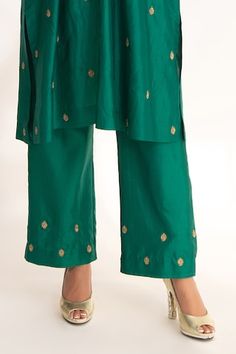 Emerald green straight kurta featuring zardozi hand embroidery in floral pattern. Paired with a co-ordinating pant. - Aza Fashions Silk Bottoms For Festive Occasions, Festive Designer Palazzo Set With Straight Pants, Silk Pants With Zari Work For Eid, Silk Pants With Chikankari Embroidery For Festive Occasions, Festive Silk Pants With Zari Work, Festive Eid Sharara With Straight Pants, Designer Palazzo Set With Zari Work, Designer Wear Palazzo Set With Zari Work, Festive Straight Sharara With Chikankari Embroidery