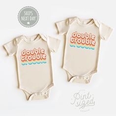 Double Trouble Twin Onesies® Funny Best Friends Twin Bodysuit Set Retro Twin Baby Onesies® - Etsy Twin Onsies Funny, Casual Unisex Onesie With Letter Print, Funny Onesie With Letter Print For Playtime, Fun Fitted Cotton Bodysuit, Fitted White Short Sleeve Bodysuit With Letter Print, Cute Fitted Graphic Print Bodysuit, Cute Fitted Bodysuit With Graphic Print, White Fitted Short Sleeve Bodysuit With Graphic Print, White Short Sleeve Bodysuit With Graphic Print