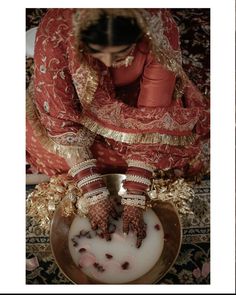 Vintage Indian Wedding Photos, Punjabi Bride Aesthetic, Chooda Ceremony Decor, Choora Ceremony Outfit, Sikh Wedding Aesthetic, Vintage Punjabi Aesthetic, Traditional Punjabi Bride