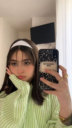 Hairstyle With Headband Hair Down, Short Hairstyles Headband, Cute Headband Hairstyles For Short Hair, Headband Hairstyles Bangs, Hairstyles With Bangs Aesthetic, Simple Bangs Hairstyle, Bangs With Headband, Bangs With Headband Hairstyle, Aesthetic Headbands