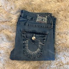 Rare True Religion Low Waisted Straight Jeans In A Light Denim With Swarovski Crystal Embellished Logo On Back Pockets!!!! Women Size 29 (8 Us) True Religion Outfits, Fem Fits, Mens Bootcut Jeans, Pretty Clothes, True Religion Jeans, Low Waisted, Aaliyah, Light Denim, Fancy Dresses