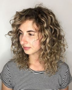 Long Curly Bronde Bob Curly Angled Bobs, Medium Length Curls, Fine Curly Hair, Bronde Balayage, Chic Hairstyles, Scene Hair