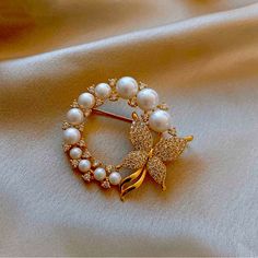 Perfect For Weddings, Parties, And Everyday Wear! Broach How To Wear A, How To Wear A Brooch Ideas, How To Wear Brooches, How To Wear A Brooch, Diamond Flower Brooch, Glam Outfit, Rhinestone Fashion, Wedding Party Jewelry, Brooch Jewelry