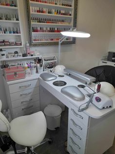 Dein Shop für Nageltische und Nagelstudio-Zubehör. Stöbere durch unser einzigartiges Sortiment und finde die perfekte Ausstattung für dein professionelles Nagelstudio. Wie sagt man so schön: Ein Bild sagt mehr als tausend Worte. Entdecke weiter unten die Bilder von hunderten zufriedener Kunden.  Finde das passende Nagelstudio Zubehör und verleihe deinem Studio das gewisse Extra. Von ergonomischen Handauflagen, über stilvolle Tischregale, bis hin zu innovativen Aufbewahrungsmöglichkeiten – bei uns findest du alles, was du brauchst, um deinen Arbeitsplatz in eine Wohlfühloase für dich und deine Kunden zu verwandeln. Home Nail Salon, Nail Salon Design