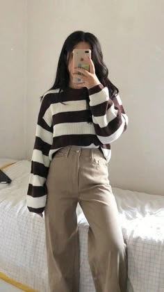 Celana Kargo, Mode Ulzzang, Simple Casual Outfits, Orange Sweater, Casual College Outfits, Winter Fashion Outfits Casual, Korean Casual Outfits, Sweater Outfit, Trendy Outfits For Teens