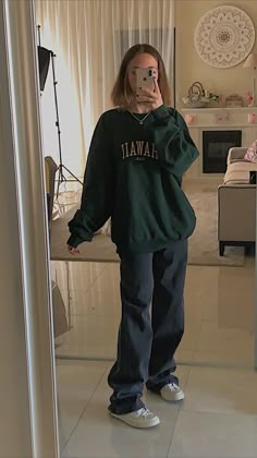 Stile Ragazza Skater, Surfergirl Style, Fesyen Islam, Baggy Clothes, Tomboy Style Outfits, Sweatshirt Outfit, Hoodie Outfit, Indie Outfits, Swaggy Outfits