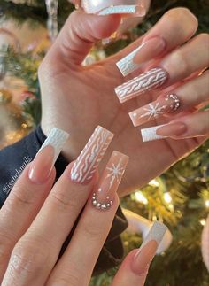 Long Nail Christmas Design, White Winter Acrylic Nails, New York Nails Aesthetic, Christmas Nails Y2k, City Girl Nails, Trendy Christmas Nails 2023, Christmas Nails 2023 Trends, Christmas Vacation Nails