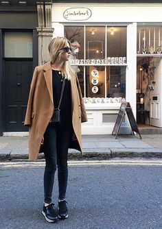 Black Sneakers Outfit, Mantel Outfit, Stylish Spring Outfit, Trainers Outfit, Camel Blazer, Errands Outfit, Cute Thanksgiving Outfits, Sneaker Outfits, Thanksgiving Outfits