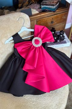 Make your little one’s birthday or special occasion truly memorable with our Girl Birthday Dress. This elegant and eye-catching dress features a bold, oversized bow that adds a touch of glamour and sophistication, perfect for any celebration. Available in a variety of colors (white, black, red, and mixed), this dress is designed to suit different tastes while making a statement. Product Highlights: Oversized Bow Design: A large, stunning bow adorns the dress, making it a standout piece for birth Black And Pink Party, Birthday Dresses For Girls, Kids Dress Collection, Christmas Dress Baby, Birthday Girl Dress, Kids Designer Dresses, Dresses For Girls, Pink Party