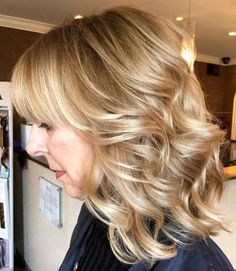 Medium Wavy Shag With Bangs Over 50 Modern Haircuts For Women, Thick Hair Cuts, Wavy Hairstyles Medium, Haircuts For Women Over 50, Medium Bob Hairstyles, Modern Haircuts, Shag Hairstyles, Bright Blonde