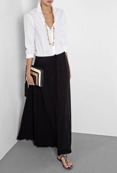 A maxi black skirt creates the best combo with a loose white shirt and a pair of sandals for summer. Queenstown Winter, Mode Over 50, Rok Outfit, Skirt Diy, Over 60 Fashion, 60 Fashion, Trivia Questions, Over 50 Womens Fashion