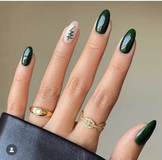 Emerald Green Nails, Aesthetic Nail Art, Santa Nails, Aesthetic Nail, Candy Cane Nails, Tree Nails, White Glitter Nails, Green Nail Designs, Cute Christmas Nails