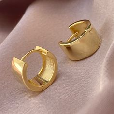 A modern take on your classic hoop. These hoops are lightweight making everyday wear a breeze. Sold as a pair (2) - Made in gold vermeil: a thick 18k gold layer on 925 sterling silver.- Inner diameter: 10mm- Outer diameter: 13.8mm- Earring thickness: 7.8mm- Waterproof, tarnish resistant & hypoallergenic Gold Huggie Earrings For Everyday, Gold Round Huggie Earrings For Everyday, Everyday Gold Round Huggie Earrings, Everyday Round Gold Huggie Earrings, Modern Gold Hoop Huggie Earrings, Modern Gold Huggie Hoop Earrings, Gold Minimalist Huggie Earrings With Polished Finish, Everyday Gold-plated Huggie Earrings, Gold Minimalist Huggie Earrings