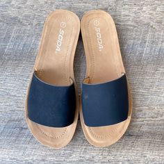 Efron Black Flat Sandal! Comfy sandal to complete your outfit! This black color will go with every outfit! Shoes For Jeans, Cute Outfits 2023, Outfit Ideas With Leggings, Cute Outfits For Women, Womens Casual Shoes, Sneakers Cute, Black Sandals Flat, Cute Shoes For Women, Texas Boutique