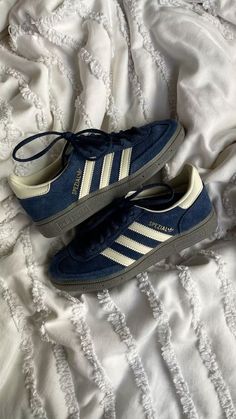 Night Indigo Spezial Adidas Outfit, Handball Spezial Night Indigo, Adidas Spezial Aesthetic, Navy Blue Sambas, Adidas Spezial Navy, Adidas Spezial Blue, Blue Sambas, Addias Shoes, Blue Adidas Shoes