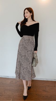 Formal Skirt Outfits, Elegant Feminine Style, Casual Day Outfits, Korean Fashion Dress, Classy Work Outfits, Stylish Work Outfits, Vestidos Vintage, Fashion Hacks Clothes, Modest Fashion Outfits