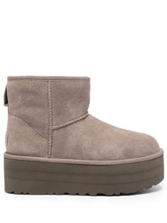 UGG Classic Ultra Mini 50mm Suede Platform Boots - Farfetch Suede Platform Boots, Overlock Stitch, Ugg Classic Ultra Mini, Ugg Boots Australia, Ugg Classic Mini, Taupe Grey, Planet People, E 40, Ugg Classic