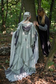 Silver gray elven  dress.  Made to order by DressArtMystery on Etsy https://www.etsy.com/listing/244283927/silver-gray-elven-dress-made-to-order Fantasy Elf Dress, Ren Faire Dress, Kostum Peri, Fantasy Wedding Dress, Moda Medieval, Fantasy Elf, Crimson Dress, Gaun Abad Pertengahan, Elven Dress