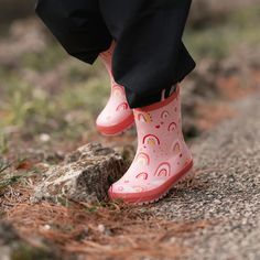 Las botas de lluvia impermeables para niños hacen que las citas de juego lluviosas sean divertidas y secas. Azul y cubierto con un tema de dinosaurio en toda su extensión, manijas fáciles de poner para poner y quitar rápidamente y no demasiado voluminoso incluso para los primeros caminantes. 







 Características:



 SIN QUÍMICOS NOCIVOS: hecho de caucho natural libre de adictivos tóxicos como plomo, cadmio, ftalatos, etc.

 AJUSTE ANCHO: no limita el crecimiento de los pies pequeños y permite usar calcetines de invierno voluminosos

 SUELAS ANTIDESLIZANTES: diseños resistentes para atrapar en todos los terrenos

 CÓMODO – goma flexible

 FÁCIL DE COLOCAR: las manijas de goma permiten que los niños pequeños se pongan las botas Winter Sandals, Toddler Rain Boots, Play Shoes, Baby Sunglasses, Diaper Bag Accessories, Kids Rain Boots, Floppy Hats, Snow Wear, Cozy Boots